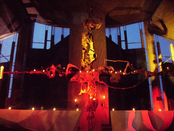 Aufnahme des illuminierten Kreuzes während der Jugendkirche 2006.